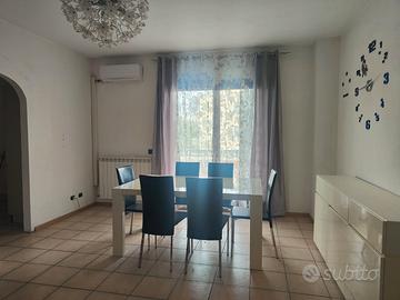 Disponibile appartamento tricamere arredato