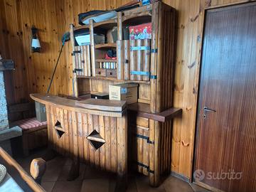 Libreria, divano, panche, mobile tv, poltrone.