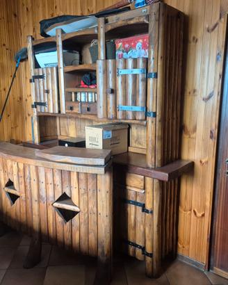 Libreria, divano, panche, mobile tv, poltrone.