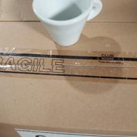 Bicchieri birra vino e tazzine caffe