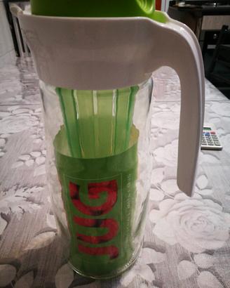 brocca in vetro porta succo di frutta o spremute