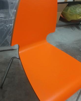 4 sedie color arancione da interno