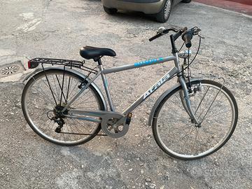 Bicicletta da città con portapacchi e cestino