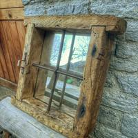 Antica finestra castagno ferro battuto