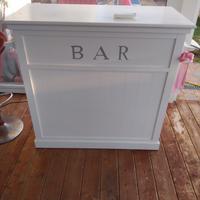 mobile bar bianco e due sgabelli