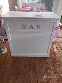 mobile bar bianco e due sgabelli