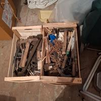 vecchi attrezzi da lavoro in ferro e legno