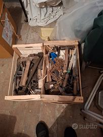 vecchi attrezzi da lavoro in ferro e legno