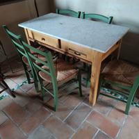 tavolo con top in marmo bianco