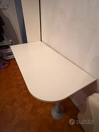 Scrivania sedia e cassettiera