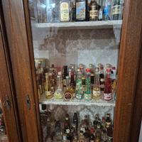 Mobile vetrina con bottiglie mignon 