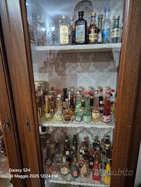 Mobile vetrina con bottiglie mignon 