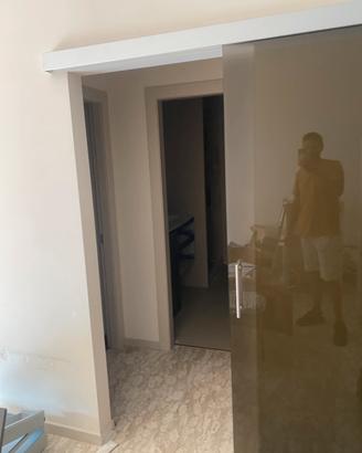 Porta scorrevole in vetro