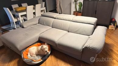 Divano datato ma in buone condizioni