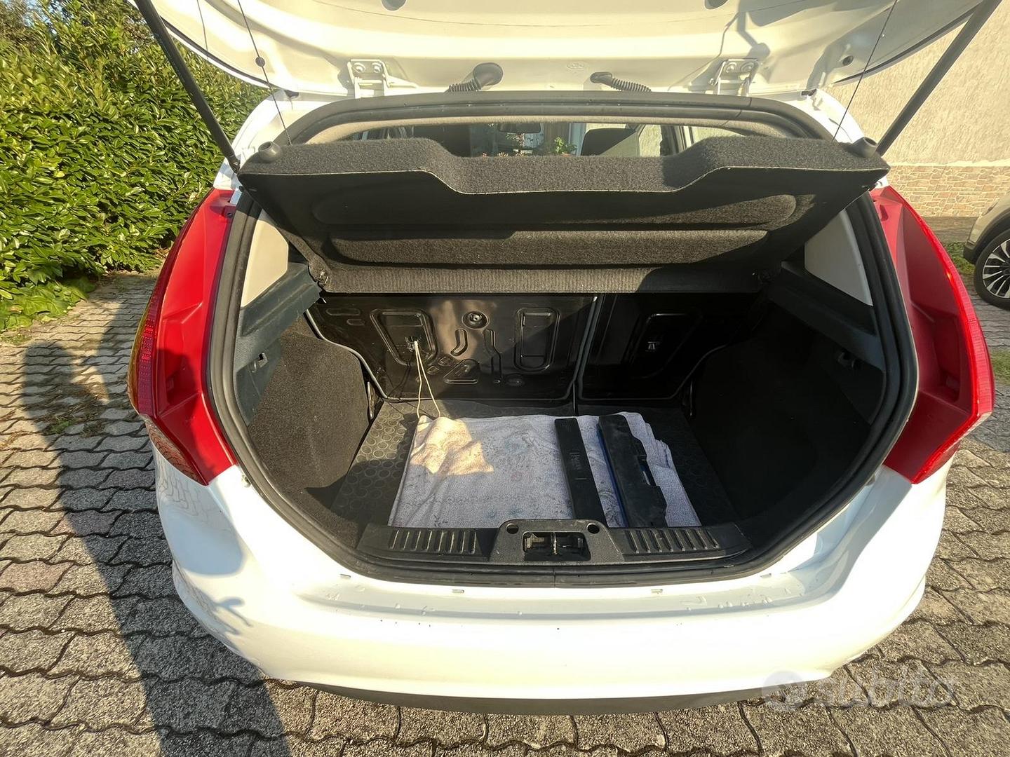 Ford Fiesta 2011 photo 3
