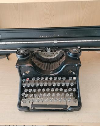 Macchina da scrivere Olivetti  M40
