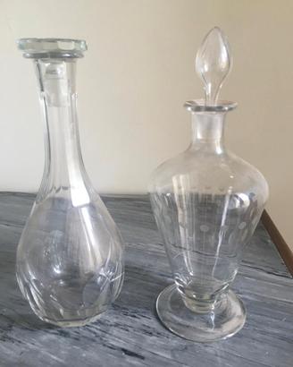 Due bottiglie vintage di vetro, tappi in vetro