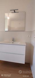 mobile bagno lavandino con specchio e luce