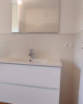 mobile bagno lavandino con specchio e luce