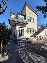 CAVARZERE CENTRO - CASA SINGOLA DIVISA IN DUE APPA