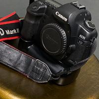 Canon EOS 5D Mark II + battery grip