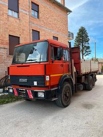 Autocarro IVECO 190-35 con gru
