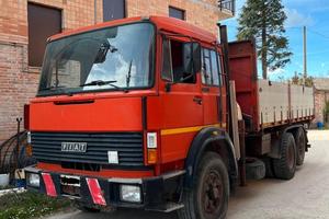 Autocarro IVECO 190-35 con gru