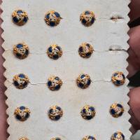 Bottoni antichi In metallo smaltato a fiorellino.