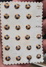 Bottoni antichi In metallo smaltato a fiorellino.