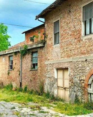 Palazzo / Stabile di 1360 m² con più di 5 locali a
