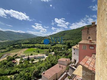 Appartamento di 100 m² con 2 locali a Sellano