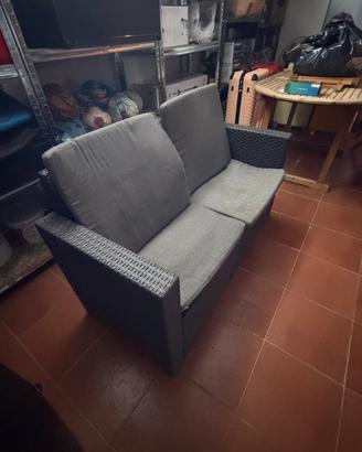 Divano, tavolo, sedie, stiro, mobiletti