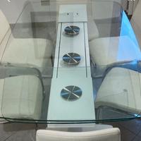 Tavolo in vetro con otto sedie