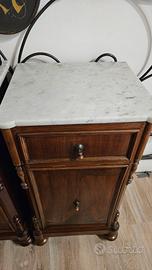 Comodini in legno e marmo