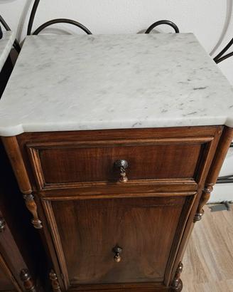 Comodini in legno e marmo
