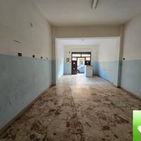 Locale Categoria C1 Con Ampia Vetrina Sbarre