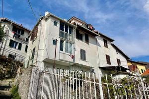 CASA SEMINDIPENDENTE A GENOVA