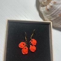 Orecchini a forma di rosa rossa in argilla fatti a