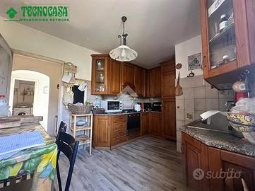 CASA SEMINDIPENDENTE A CASTELNUOVO MAGRA