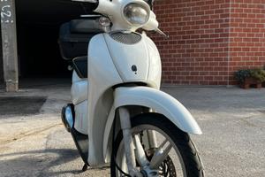 Scarabeo 50 2t bianco