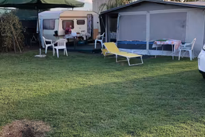 Terreno con roulotte vicino al mare