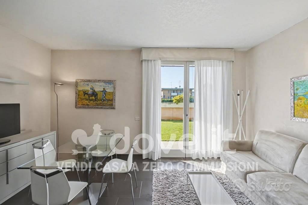 Palazzo / Stabile di 1100 m² con 2 locali a Mantov - Altro