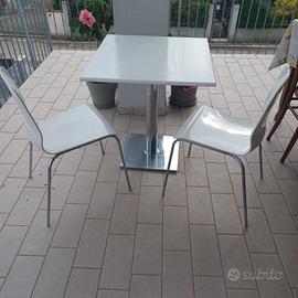 tavolino più due sedie 