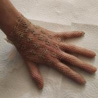 Guanti a rete grigi chiari, con motivo floreale