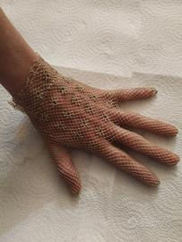 Guanti a rete grigi chiari, con motivo floreale