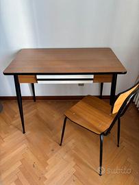 Scrivania con cassetto e sedia