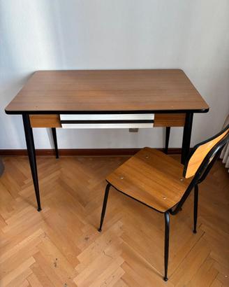 Scrivania con cassetto e sedia