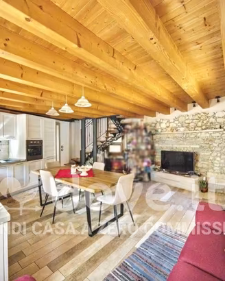 Villa di 275 m² con più di 5 locali a Villaga
