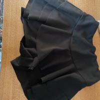 Gonna pantaloni canottiera e salopette