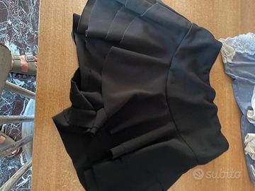 Gonna pantaloni canottiera e salopette